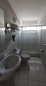 Et badeværelse på HOTEL Javier Prado Inn