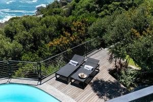 Cape Town的住宿－The Gekko Lodge，享有甲板上的景色,设有游泳池和桌子