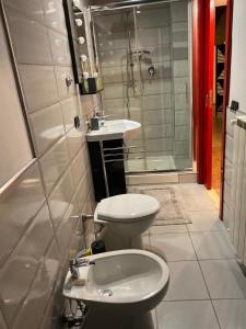 uma casa de banho com um WC, um lavatório e um chuveiro em Viterbo centro Casa Surina em Viterbo