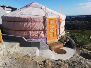 Arico ViejoYurta de Arico的一座大圆顶房子,山上有一扇门