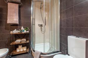 Kúpeľňa v ubytovaní LUXURIOUS & ALLURING HOME IN HISTORIC TOWN (VALENCIA) + 25 fotografií