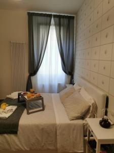 ボローニャにあるResidenza Rialtoのベッドルーム1室(テーブル付)