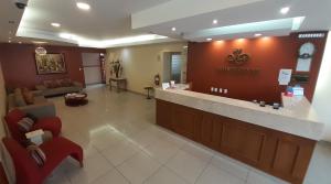 een lobby van een ziekenhuis met een wachtkamer bij HOTEL Javier Prado Inn in Lima