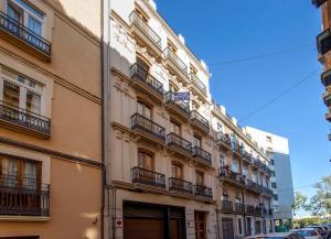 un edificio con balconi sul lato di LUXURIOUS & ALLURING HOME IN HISTORIC TOWN (VALENCIA) a Valencia