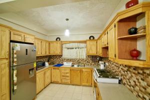 Atlantic Breeze Apartments, Canouan Island的厨房或小厨房