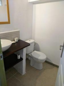 a bathroom with a toilet and a sink at Casa Libertad in Órgiva