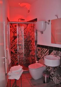 y baño con ducha, aseo y lavamanos. en B&B Casa Gaia, en Città della Pieve