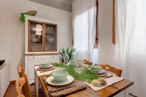 - une table à manger avec des bols et des assiettes dans l'établissement Mamo Florence - Ghibellina Apartment, à Florence