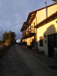 uma rua vazia ao lado de um edifício em Falagueira em Monforte de Lemos