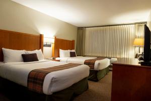 Una cama o camas en una habitación de Whistler's Inn 17 fotos más