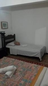 a bedroom with a bed and a desk at Bed & breakfast Villa Carmo in Salvador