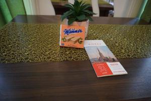 einen Tisch mit einer Topfpflanze und einem Buch in der Unterkunft Contactless Check-In Room4You Währing in Wien