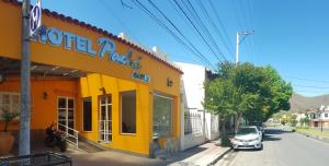 un edificio amarillo al lado de una calle en Hotel Pachá Anexo en Salta