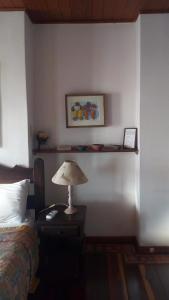 a bedroom with a bed and a lamp at Bed & breakfast Villa Carmo in Salvador