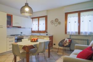 een keuken met een tafel en een eetkamer bij Grazioso appartamento nel centro della Toscana in Poggibonsi
