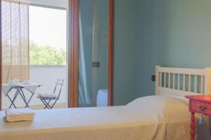 a bedroom with a bed and a window and a chair at Grazioso appartamento della Toscana in Poggibonsi