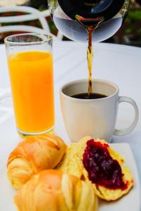 un piatto con una tazza di caffè e una tazza di succo d'arancia di Gastón Coliving a Medellín