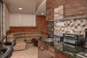 O bucătărie sau chicinetă la The 9's Apartahotel