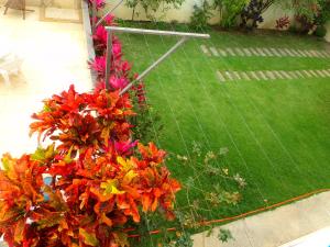 an aerial view of a tennis court with flowers at Kazaya Pousada in Araruama