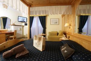 En tv och/eller ett underhållningssystem på Alexander Hotel Alpine Wellness Dolomites
