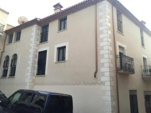 a building with a black suv parked in front of it at Apartamentos Turísticos Clavero 1 in Plasencia