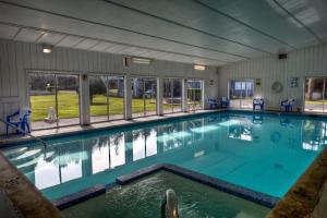 a large indoor swimming pool with blue water at Silver Surf Motel in Yachats