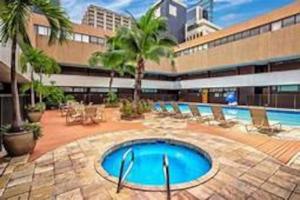 Condotel with Free Parking Wifi Central AC by StayHawaii 내부 또는 인근 수영장