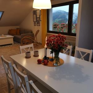 ein Wohnzimmer mit einem Tisch mit Blumen und Kerzen in der Unterkunft Lavender Hill in Messinghausen