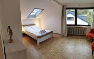 ein Schlafzimmer mit einem Bett mit einem Teddybär drauf in der Unterkunft Lavender Hill in Messinghausen