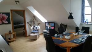 een eetkamer met een tafel en een kamer met een kamer bij Ferie Lejligheden Landlyst in Rødvig