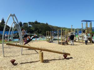Kawasan permainan kanak-kanak di Opunake Beach Kiwi Holiday Park