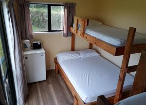 Katil dua tingkat atau katil-katil dua tingkat dalam bilik di Opunake Beach Kiwi Holiday Park