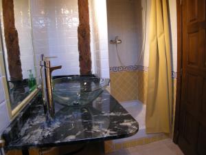 La salle de bains est pourvue d'un lavabo en verre sur un comptoir. dans l'établissement Senda Del Alba, à Fresneda de Cuéllar 20 autres photos