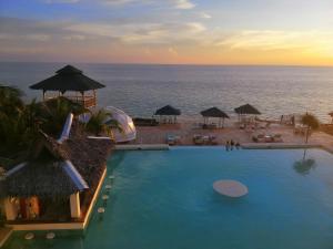 Siquijor Eastern Garan Seaview Resort veya yakınında bir havuz manzarası