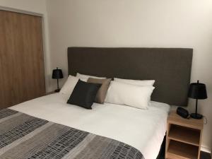 Risdon Brook Hotel客房内的一张或多张床位