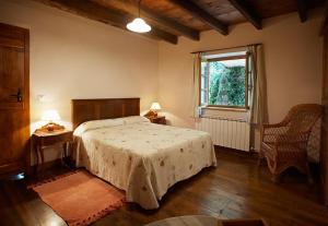 德巴的住宿－Casa Rural Goikola，一间卧室设有床、两张桌子和一扇窗户