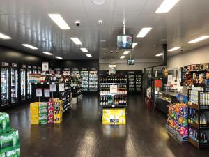 RisdonRisdon Brook Hotel的杂货店的过道,里面装满了产品