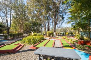 um parque com um banco no meio de um parque em Ingenia Holidays Bonny Hills em Bonny Hills