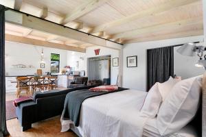 ein Schlafzimmer mit einem Bett und ein Wohnzimmer in der Unterkunft Hare's Rest in Taupo