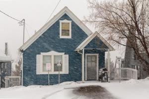 Το 2br Empire Avenue WALK to Lifts and Main St - No Car Required! τον χειμώνα
