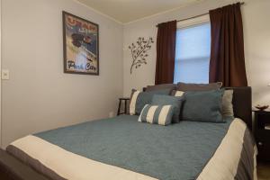 Ένα ή περισσότερα κρεβάτια σε δωμάτιο στο 2br Empire Avenue WALK to Lifts and Main St - No Car Required!