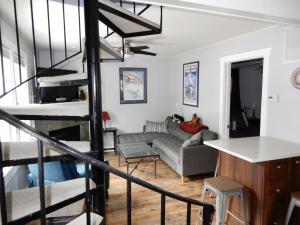 Χώρος καθιστικού στο 2br Empire Avenue WALK to Lifts and Main St - No Car Required!