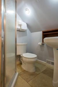 Ένα μπάνιο στο 2br Empire Avenue WALK to Lifts and Main St - No Car Required! +23 φωτογραφίες