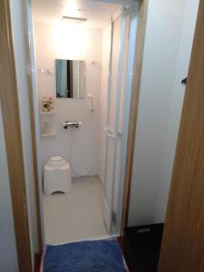 La petite salle de bains est pourvue d'une douche et de toilettes. dans l'établissement Cottage Ureshino, à Saga