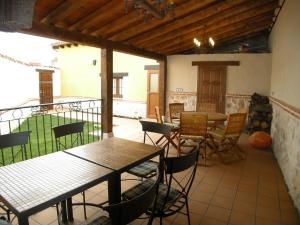 un patio avec tables et chaises sur un balcon dans l'établissement Senda Del Alba, à Fresneda de Cuéllar