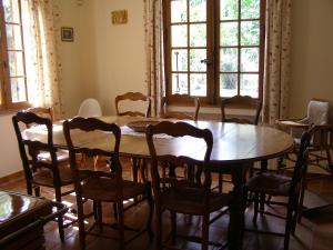 comedor con mesa de madera y sillas en Maison provençale chaleureuse avec piscine en Mouriès