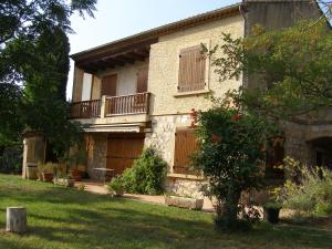 Casa de piedra grande con balcón y patio en Maison provençale chaleureuse avec piscine en Mouriès