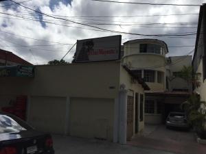 Un bâtiment avec un panneau en haut dans l'établissement Hotel Mayesstic, à Guatemala