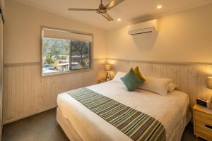 Un dormitorio con una cama grande y una ventana en Ingenia Holidays White Albatross en Nambucca Heads