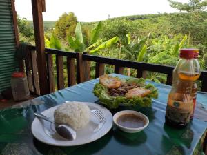 邦隆Srey Leap Homestay的一张带一盘食物和饮料的蓝色桌子